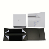 Boîte en carton rigide personnalisée de luxe avec logo en relief pour l'emballage de vêtements, de chaussures et de chaussettes, fermeture magnétique, recyclable, pliable