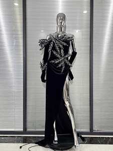 Abito da sera moderno in velluto nero per performance, nuovo modello transfrontaliero per sito indipendente, con spalle scoperte e dettagli tridimensionali a vita impero - Product Image 2