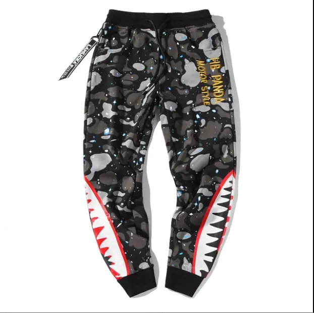 秋の新しいサメのプリントパンツは、トレンディな男性とプラスサイズのズボンのためのスポーツカモパンツスラックスをスラックスします