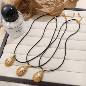 สร้อยคอรูปดาวหยดน้ำประดับเพชรสำหรับผู้หญิง ดีไซน์มุกเจียระไน ทำจากไทเทเนียมสตีล เหมาะสำหรับงานปาร์ตี้ ดีไซน์ไม่สมมาตร - Product Image 3