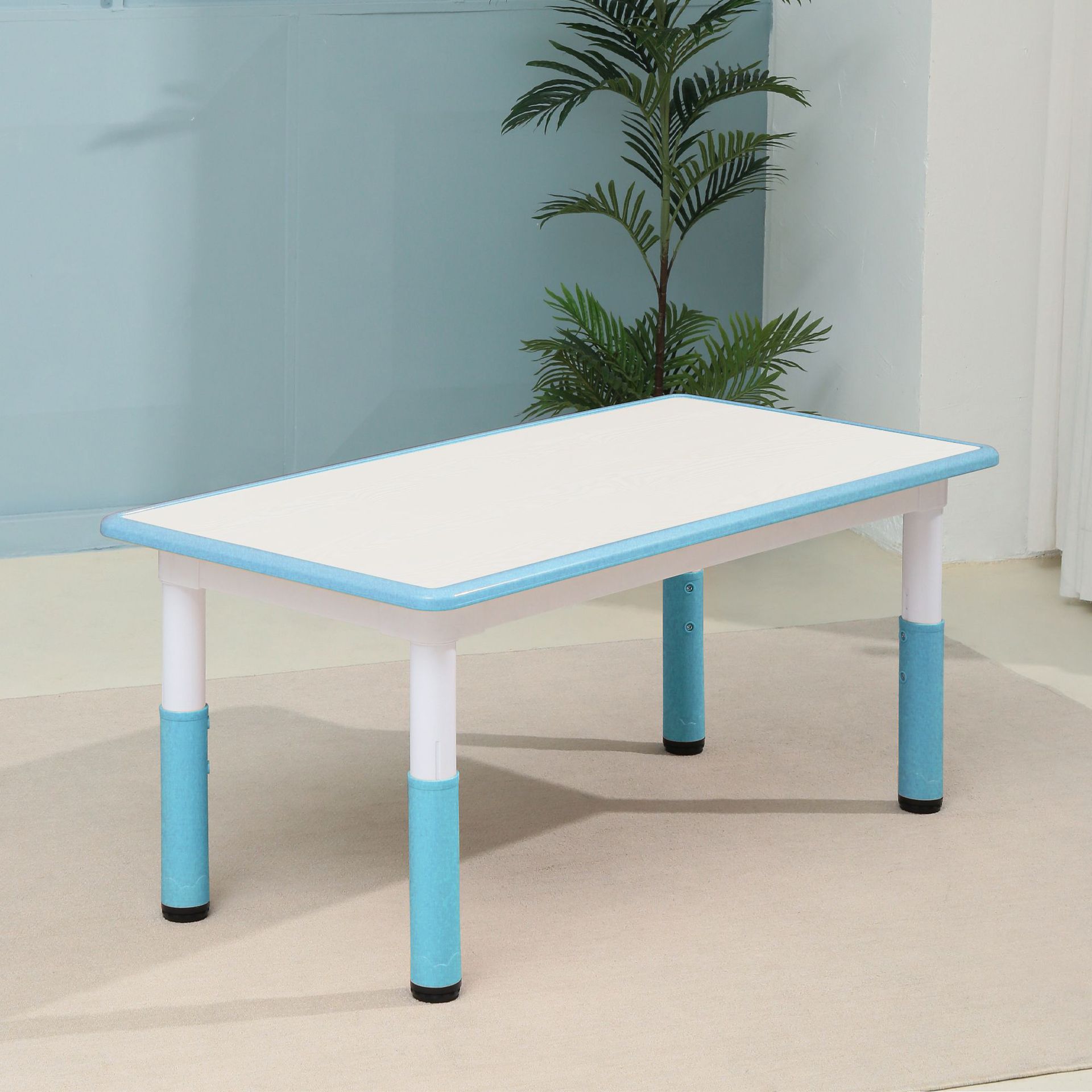 Tableau blanc, bureau simple bleu clair