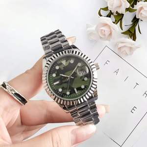 Montre pour homme en acier inoxydable argenté tendance, cadran camouflage vert, affichage de la date, lunette cannelée, montre-bracelet de luxe décontractée et sportive - Product Image 1