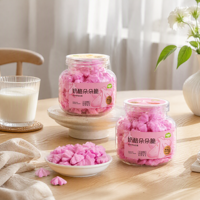 Collation au fromage croustillant, avec des saveurs de fruits et de biscuits ajoutées, 27 grammes par sachet, avec une durée de conservation de 12 mois.