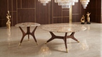 Table basse de luxe en quartz rose - Plateau en pierre semi-précieuse naturelle, base sculpturale en bois massif, design écologique et durable, laiton