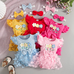 Completo estivo 2026 per bambine in cotone, 2 pezzi: vestito con fiori tridimensionali e maniche a volant, gonna a triangolo a costine con farfalle e accessorio per capelli - Product Image 1
