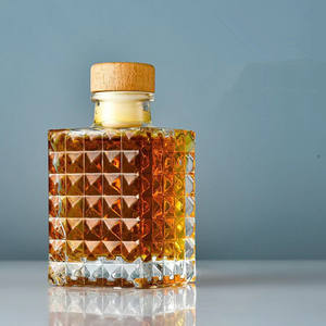 Petites bouteilles en verre à motif carré Conteneur de brassage à froid de vin de fruits fait <span class=keywords><strong>maison</strong></span> Bouteille de vin vide pour <span class=keywords><strong>recharge</strong></span> Bouteille de <span class=keywords><strong>parfum</strong></span> en verre - Product Image 1