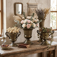Vase en fer vintage antique à double poignée en spirale et gobelet à tige torsadée haute, pots de fleurs métalliques pour centre de table de mariage