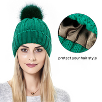 Chapeaux d'hiver à logo personnalisé Bonnet tricoté avec pompon amovible et épais pour femmes Bonnet en fausse fourrure avec pompon en forme de boule Bonnet d'hiver en acrylique