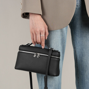 Bolso Bandolera Pequeño de Cuero Genuino Gigi para Mujer, Modelo LP19, con Dos Correas, Cierre de Cremallera y Decoración de Cierre - Product Image 4