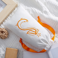 Pochette en coton sergé blanc imprimée sur mesure avec cordon de serrage et ruban logo cœur, petit sac cadeau pour faveurs de mariage