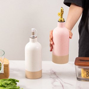 Botella de aceite de cerámica Chaozhou de 430 ml, cilíndrica, a prueba de fugas, con tapa de plástico para almacenamiento en la cocina, en colores blanco y rosa. - Product Image 1