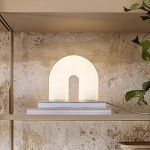 Lampu meja led dekorasi bentuk U, lampu meja untuk kamar tidur, lampu samping kreatif desain Nordik