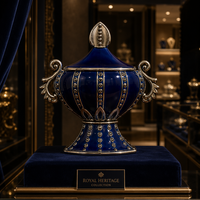 Urne en porcelaine bleu cobalt de style royal européen avec couvercle et accents en argent clouté – Pièce maîtresse de luxe pour la décoration de palais et de maison