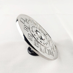 Pièces commémoratives en alliage de zinc style pièce de monnaie antique, personnalisées par le fabricant, avec motif croix et signe astrologique, en forme de disque, couleur argent. - Product Image 3