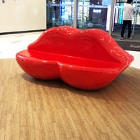 Op maat gemaakte FRP creatieve lippenstiftvormige buitenstoel voor park, plein, winkelcentrum, luchthaven, combinatie van harsbank en zitkussen