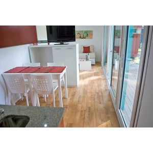 Espacio de Vivienda Moderno en Contenedor con Escalera de Madera y Paredes de Vidrio para Uso Residencial - Product Image 4