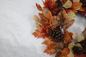 Corona de Otoño Personalizada a Bajo Precio, Decoración de Acción de Gracias, Corona Artificial de Pino de 24 Pulgadas - Product Image 4