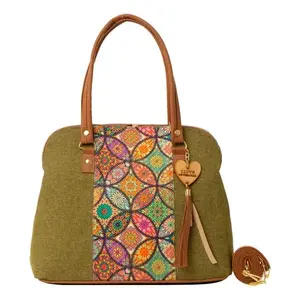Sac fourre-tout en jute vert olive pour femme Fana Ember avec broderie, fermeture éclair et décorations de chaînes à lettres - Product Image 4