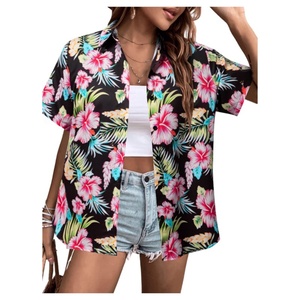 Camisa Hawaiana Vintage, Suave y Fresca para el Verano, con Estampado Floral Tropical, Cuello en V, Manga Corta, Botones al Frente y Logotipo - Product Image 4