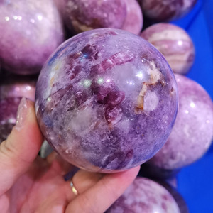 Bola de cristal de turmalina roja Esfera de cristal de cuarzo natural a granel al por mayor para decoración del hogar - Product Image 3