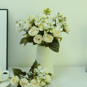 Bouquet de roses artificielles en soie blanches pour la décoration de la maison et des mariages, fabriqué en Chine - Product Image 1