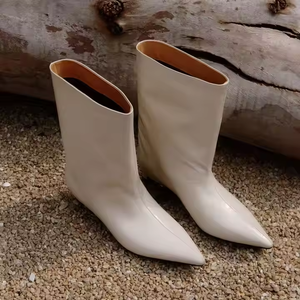 Botas de Mujer Hechas a Mano con Cuero Personalizado de Alta Calidad, Color Negro, Tacón Bajo de 5 cm - Product Image 3