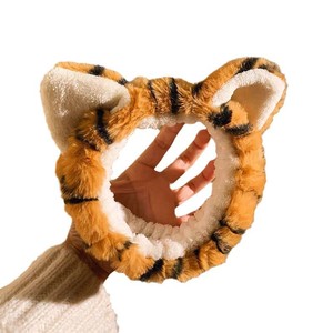 Bandeau de bain en peluche motif tigre pour femmes, idéal pour le spa, le maquillage, les soins du visage, style oreilles d'animaux, pour l'hiver - Product Image 5