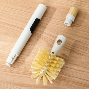 Cepillo para tazas con mango largo y dispensador de líquido para limpiar manchas de té, botellas y biberones, material TPR, blanco y negro - Product Image 1