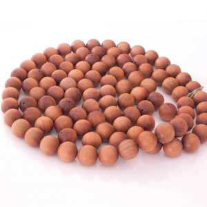 Collier Mala en perles de bois de santal naturel fabriqué à la main pour la méditation de yoga et l'équilibrage des chakras disponible au meilleur prix - Product Image 1