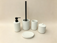 Ensemble d'accessoires de salle de bain 5 pièces en résine blanche côtelée moderne : distributeur de savon, porte-brosse WC, gobelet, pot à cotons-tiges, porte-savon