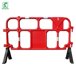 Barrière mobile de signalisation routière en PE pour travaux municipaux, remplie d'eau, pour le contrôle des foules et la sécurité routière - Product Image 1