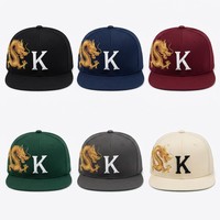 Casquette de baseball noire unie en sergé épais à visière plate, avec broderie 3D épaisse et personnalisée de dragon chinois doré multicolore sur toute la surface latérale