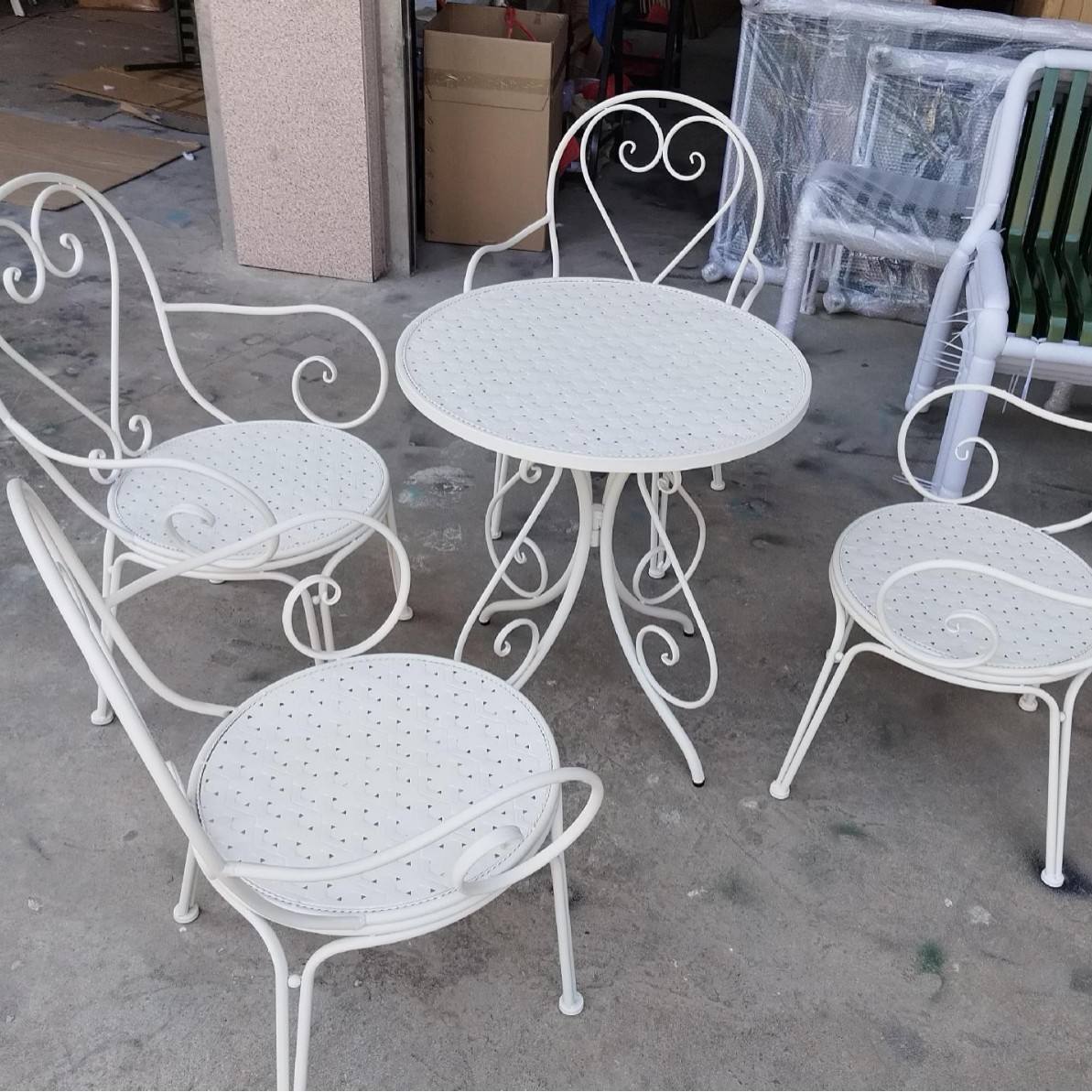 03 modèle 1 table 4 chaises