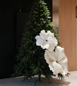 L-169 Elegante, Schlichte Riesige Weihnachtsbaum-Dekoration mit Weißen Künstlichen Blütenköpfen für Schaufenster und Außendekoration - Product Image 4
