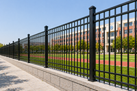 Clôtures de protection : Clôtures galvanisées à chaud adaptées aux écoles, aux chantiers de construction, aux usines et aux projets municipaux.