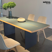 Table à manger NORYA en chêne massif, durable et écologique, avec plateau HPL vert vibrant et pieds en métal noir, élégante pour le salon