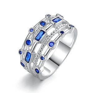 Anello Multistrato con Pietra Verde per Donne, Gioiello Elegante e alla Moda, Accessorio Statement, Regalo - Product Image 1