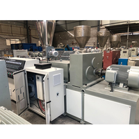 Ligne de production de la machine d'extrusion WPC SPC bois/plastique composite utilisée pour le revêtement de sol