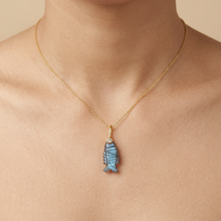 Pendentif poisson en pierre précieuse sculpté à la main, best-seller, avec de minuscules accents en CZ, plaqué or 18 carats, design animalier, collier en laiton.