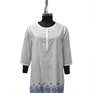 Robe midi en coton blanc avec broderie bleue, ourlet festonné, coupe ample, décontractée, manches trois quarts, col rond, pour tous les jours - Product Image 1