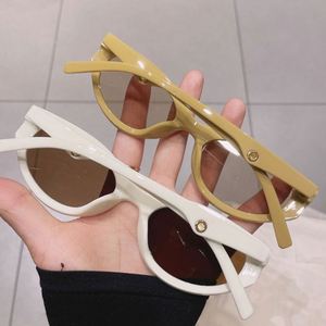 Lunettes de soleil œil-de-chat ovales petites, dégradé beige jaune vintage, avec logo personnalisé, pour femmes - Product Image 5