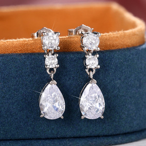 Eleganti Orecchini a Goccia Classici per Fidanzamento da Donna, Gioielli da Sera Nuziali in Rame con Pietre Scintillanti di Lusso Leggero - Product Image 2