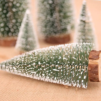 Mini sapin de Noël artificiel floqué en sisal avec support en bois pour décoration de bureau et de fête hivernale - Vente en gros