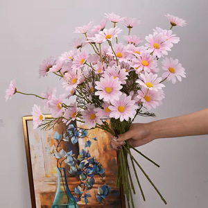 Spray de marguerites artificielles de haute qualité à 5 têtes pour la décoration d'événements - Product Image 3