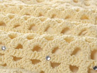 Ensemble élégant en maille pour femme : veste à manches longues ajourée et respirante ornée de diamants, et salopette longue ajustée