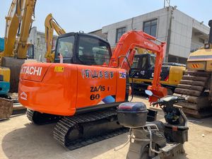 Excavatrice sur chenilles compacte Hitachi Zaxis60 d'occasion, 6 tonnes, moteur d'origine, système hydraulique fluide, lame de bulldozer attachée. - Product Image 2