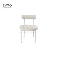 Chaise d'appoint ronde rembourrée en velours crème neutre avec dossier tubulaire simple et structure en métal blanc pour mariage et événements