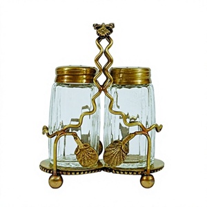 Ensemble de salières et poivrières décoratives en verre avec support métallique et motif d'oiseau sur le dessus - Product Image 1
