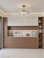 Meuble de cuisine moderne beige mat avec îlot en bois cannelé, unités murales du sol au plafond sans poignées, panneaux E1, ensemble de cuisine sur mesure