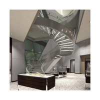 Escalier moderne en bois, pierre et verre, à marches droites, courbes et cercles, de haute qualité